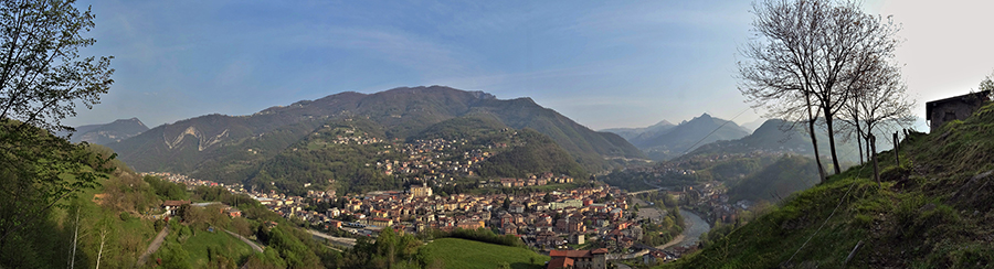 Splende il sole sulla conca di Zogno vista dalla stalletta-roccolo della Corna il 25 aprile 2021